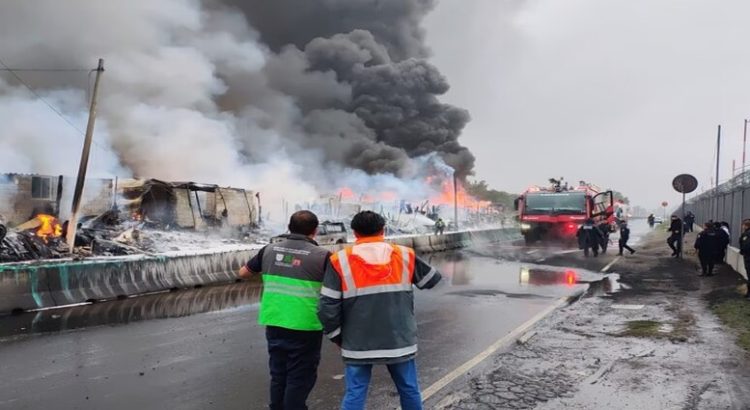 Habitantes de Neza entregan petición a Pemex para revisión y mantenimiento de ducto