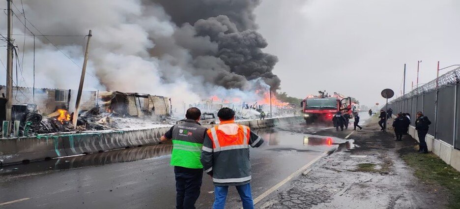 Habitantes de Neza entregan petición a Pemex para revisión y mantenimiento de ducto