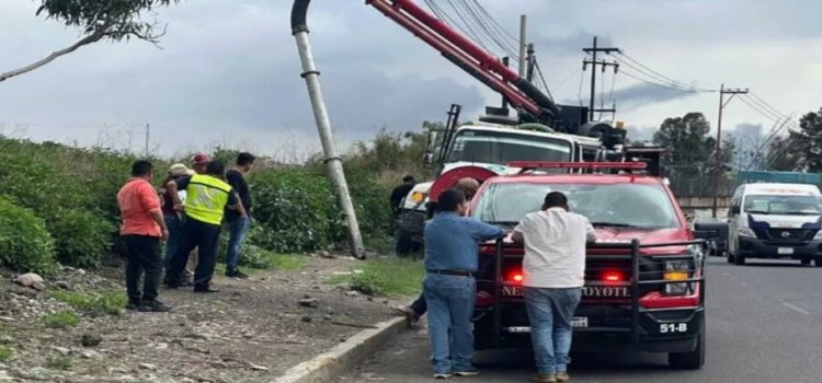 Controlan presencia de presunto combustible en drenaje de Neza
