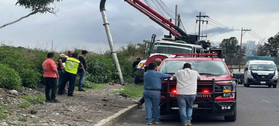 Controlan presencia de presunto combustible en drenaje de Neza