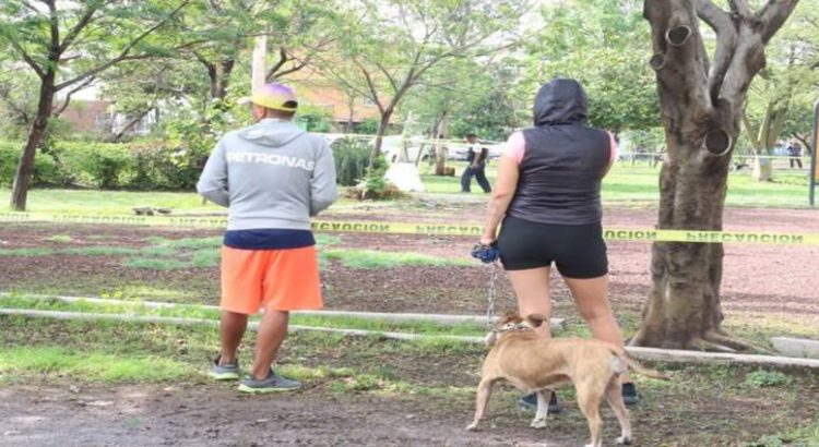 Victiman a una mujer de un balazo al rostro en Neza