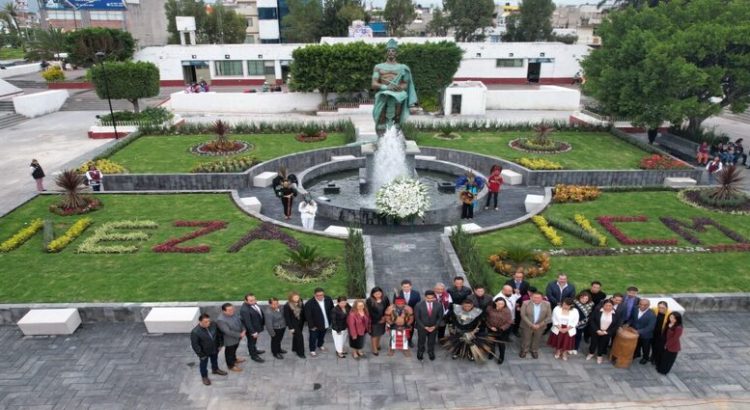 Adolfo Cerqueda inaugura explanada municipal de Neza