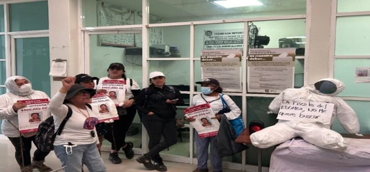 Madres buscadoras protestan dentro de la FGJEM en Neza