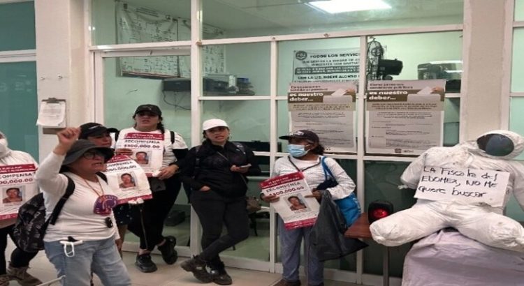 Madres buscadoras protestan dentro de la FGJEM en Neza