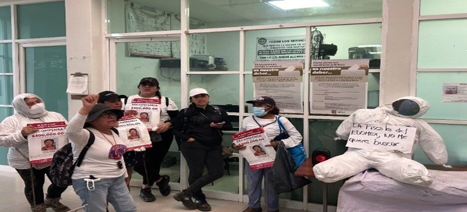 Madres buscadoras protestan dentro de la FGJEM en Neza