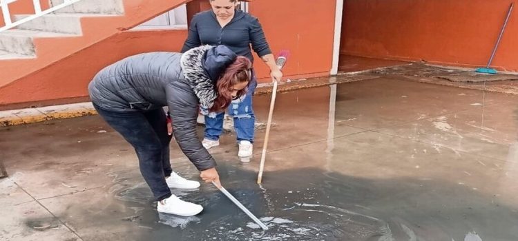 Escuela padece por aguas negras en Neza