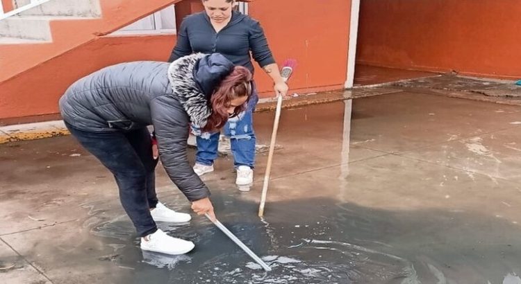 Escuela padece por aguas negras en Neza