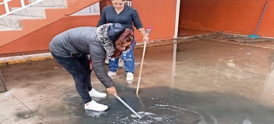 Escuela padece por aguas negras en Neza