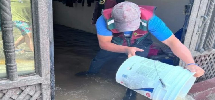 Despliegan cuadrillas de apoyo a colonias afectadas por inundaciones en Neza