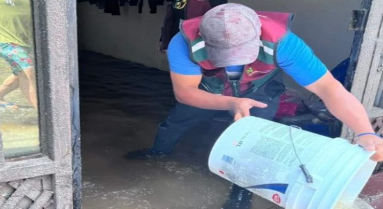 Despliegan cuadrillas de apoyo a colonias afectadas por inundaciones en Neza
