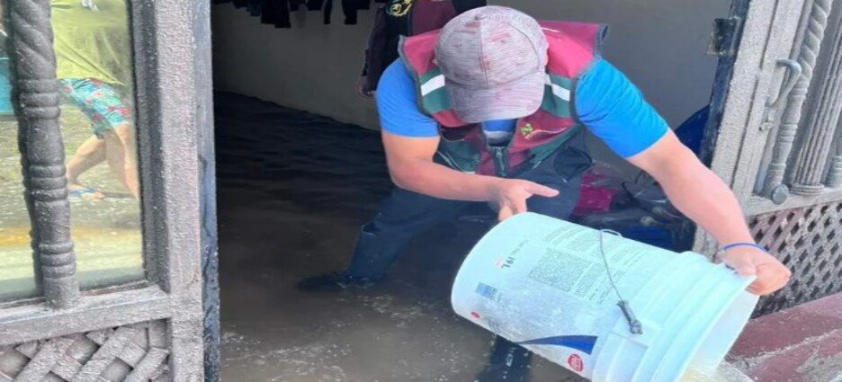 Despliegan cuadrillas de apoyo a colonias afectadas por inundaciones en Neza