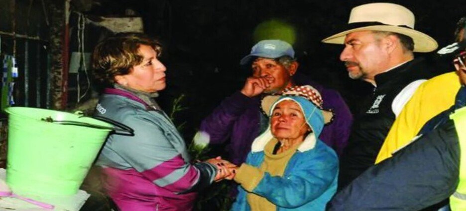 Atienden a afectados por lluvias en Neza y Chalco