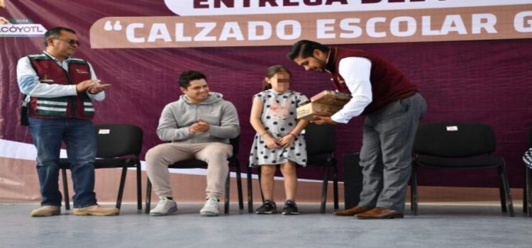 Adolfo Cerqueda inicia la entrega de 50,000 pares de zapatos escolares gratuitos en Neza Adolfo Cerqueda inicia la entrega de 50,000 pares de zapatos escolares gratuitos en Neza