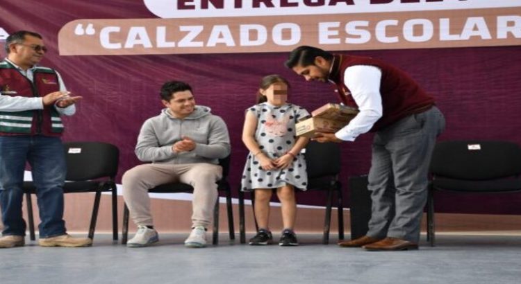 Adolfo Cerqueda inicia la entrega de 50,000 pares de zapatos escolares gratuitos en Neza