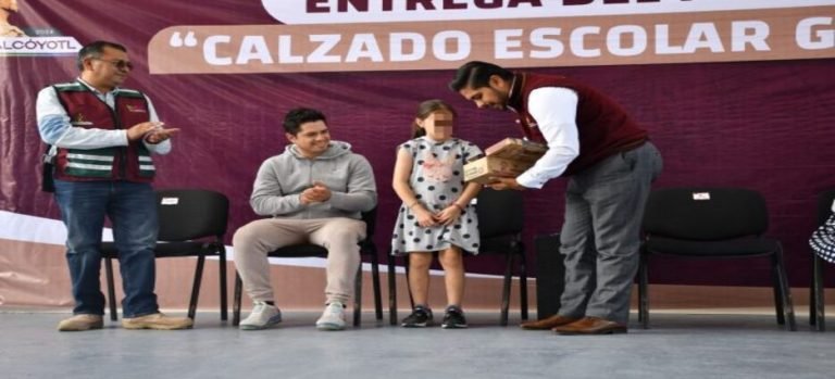 Adolfo Cerqueda inicia la entrega de 50,000 pares de zapatos escolares gratuitos en Neza