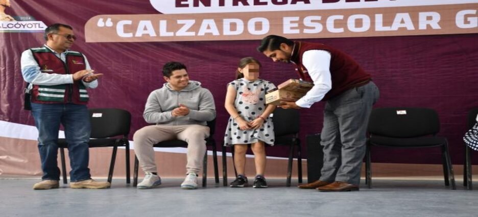 Adolfo Cerqueda inicia la entrega de 50,000 pares de zapatos escolares gratuitos en Neza