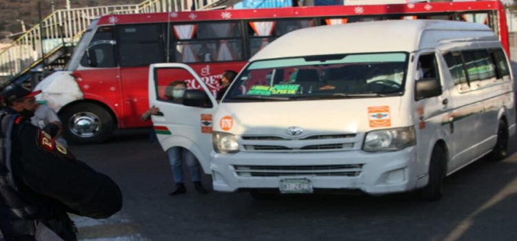 Pasajeros de combi avisan a policía que están siendo asaltados en Neza
