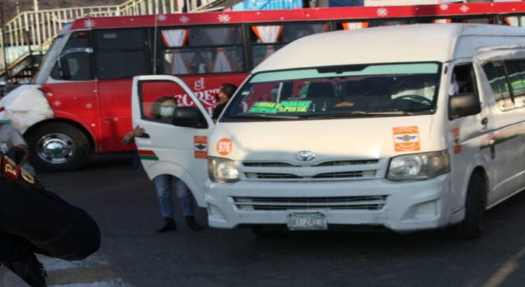 Pasajeros de combi avisan a policía que están siendo asaltados en Neza