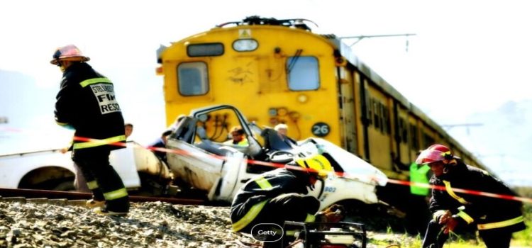 Conductor de bicitaxi murió al intentar ganarle el paso al tren en Neza