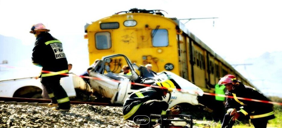 Conductor de bicitaxi murió al intentar ganarle el paso al tren en Neza