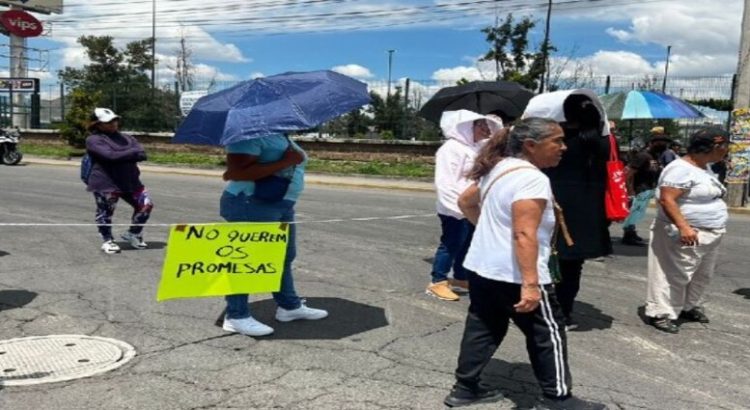 Habitantes de Neza bloquean Bordo de Xochiaca por falta de agua