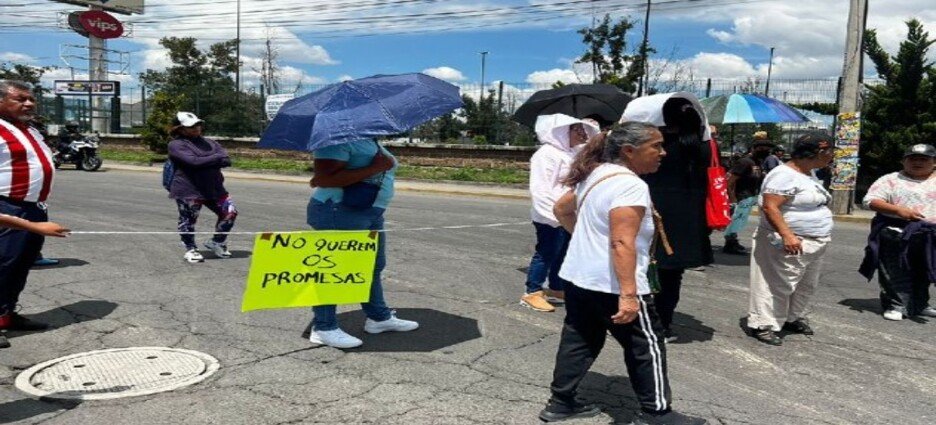 Habitantes de Neza bloquean Bordo de Xochiaca por falta de agua
