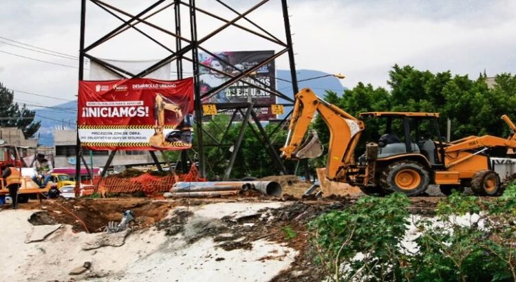 Reconstruyen puente peatonal tras 11 meses de que se colapsó en Neza