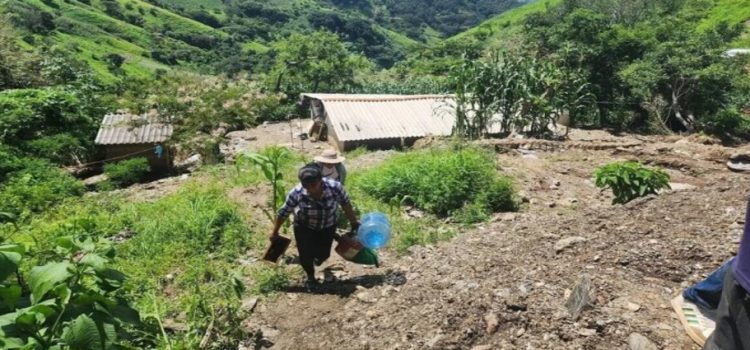 Familias de Tejupilco, Edomex abandonan sus viviendas por riesgo de deslave
