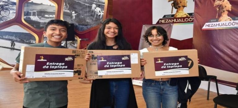 Gobierno de Neza entrega laptops a estudiantes que harán examen de COMIPEMS