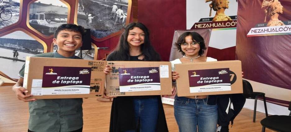 Gobierno de Neza entrega laptops a estudiantes que harán examen de COMIPEMS
