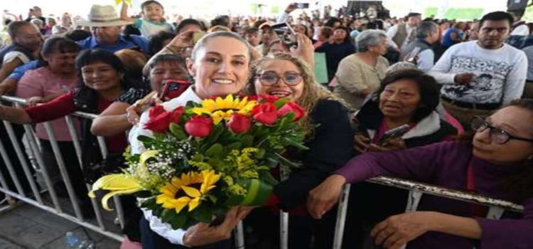 Presidenta Sheinbaum supervisa registro para programas sociales en Neza