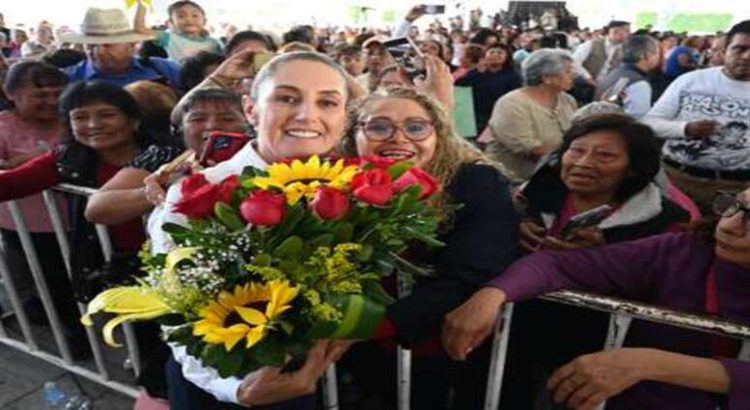 Presidenta Sheinbaum supervisa registro para programas sociales en Neza
