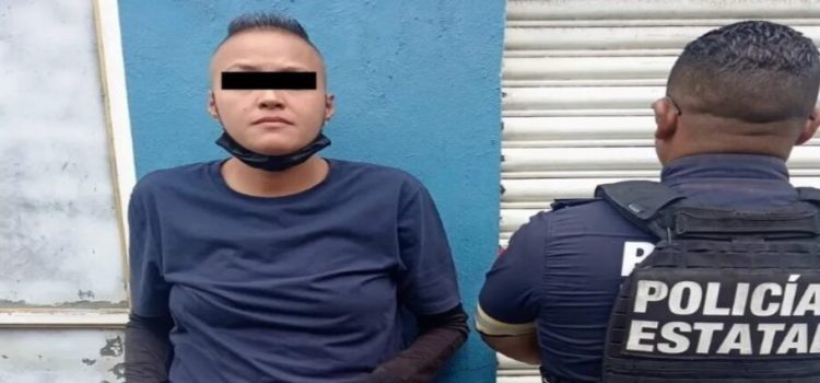 Detienen a mujer mientras conducía vehículo robado en Neza