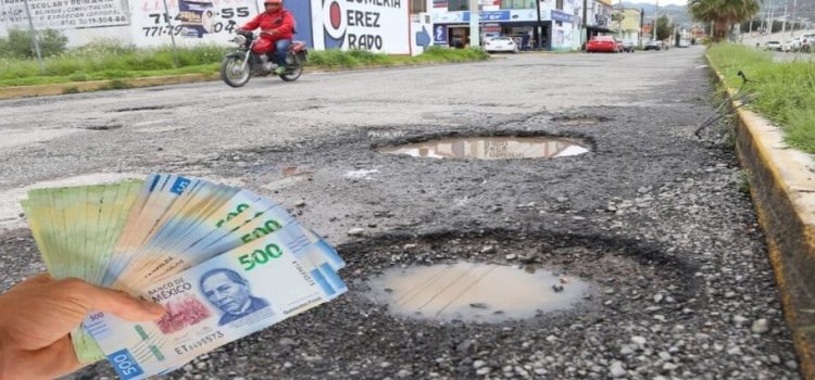 Gobierno indemnizará daños por baches en el Edomex
