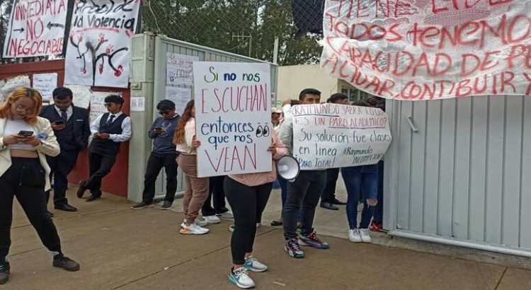 Alumnos exigen destitución de directivos en normal 4 de Nezahualcóyotl