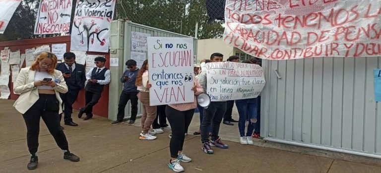 Alumnos exigen destitución de directivos en normal 4 de Nezahualcóyotl