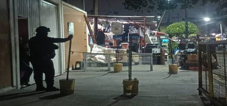 Victiman a balazos a un hombre dentro de una ferretería en Neza