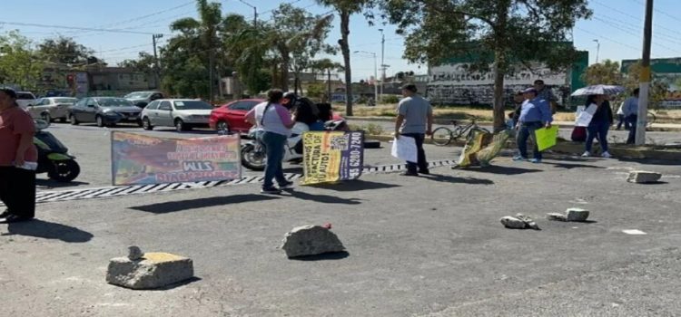 Habitantes realizan bloqueo Bordo de Xochiaca en Neza; vecinos aseguran que llevan 2 años sin agua