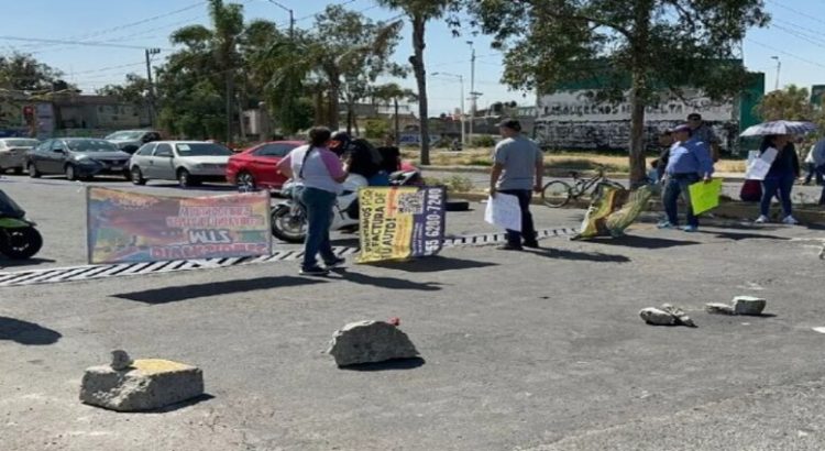 Habitantes realizan bloqueo Bordo de Xochiaca en Neza; vecinos aseguran que llevan 2 años sin agua