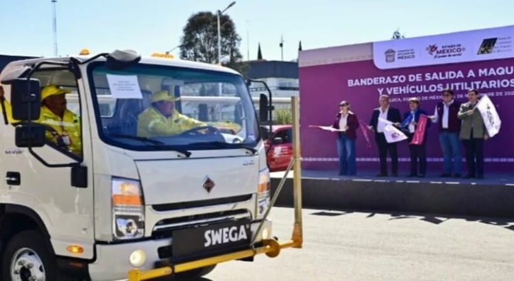 Entregan vehículos y maquinaria a la Junta de Caminos del Edomex
