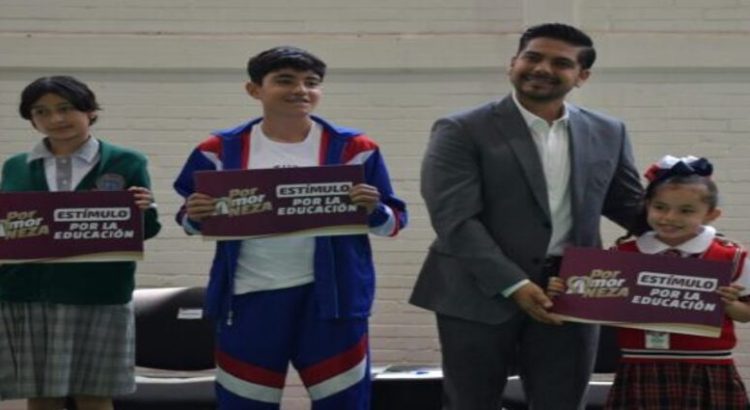 El alcalde Adolfo Cerqueda otorgó Estímulos Económicos por la Educación a más de 10,000 estudiantes en 3 años de su Gobierno