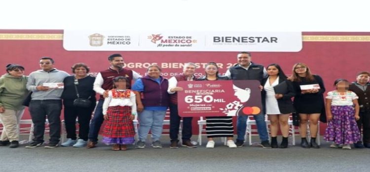 Gobernadora Delfina Gómez entrega 2,700 tarjetas del programa “Mujeres con Bienestar” en Neza