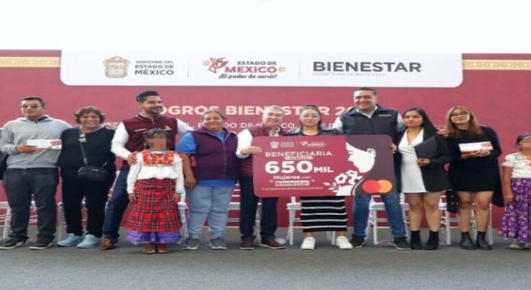 Gobernadora Delfina Gómez entrega 2,700 tarjetas del programa “Mujeres con Bienestar” en Neza