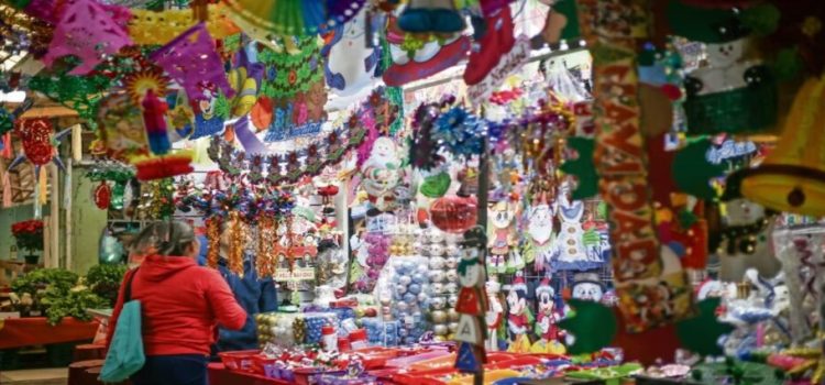 Familias de Neza gastan hasta 5,000 pesos en adornos de Navidad