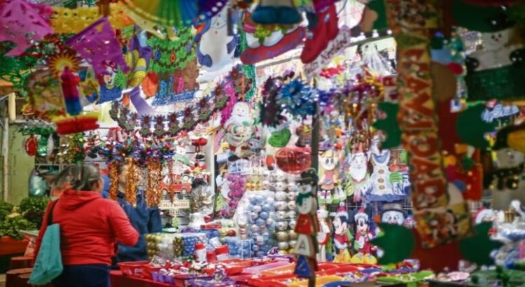 Familias de Neza gastan hasta 5,000 pesos en adornos de Navidad