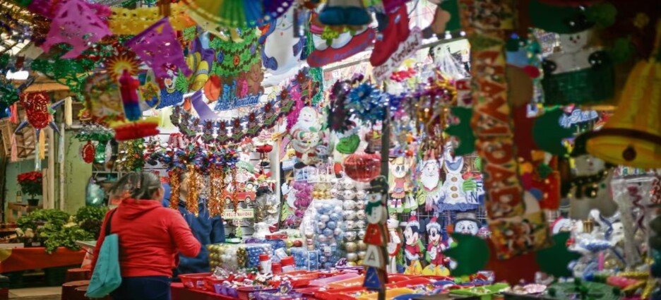 Familias de Neza gastan hasta 5,000 pesos en adornos de Navidad
