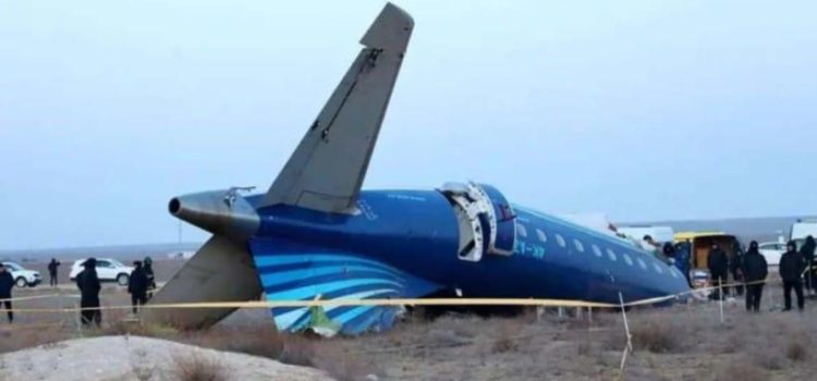 Azerbaiyán acusa a Rusia de derribar avión comercial en ruta a Kazajistán