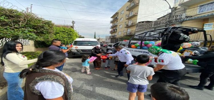 Policías regalan juguetes a niños en situación de vulnerable en Neza