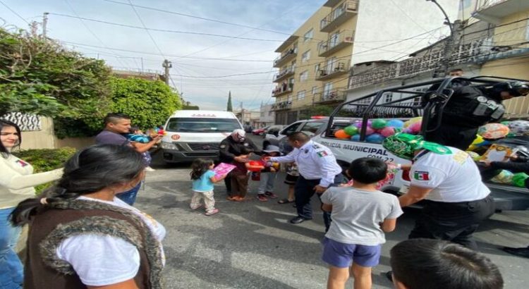 Policías regalan juguetes a niños en situación de vulnerable en Neza