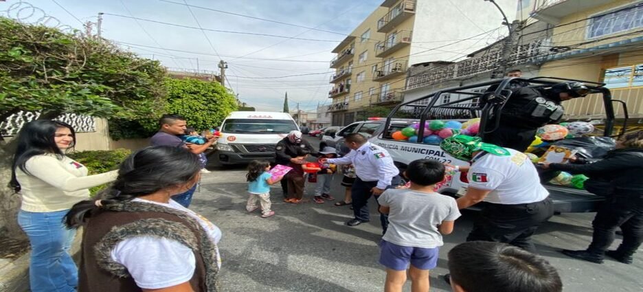Policías regalan juguetes a niños en situación de vulnerable en Neza